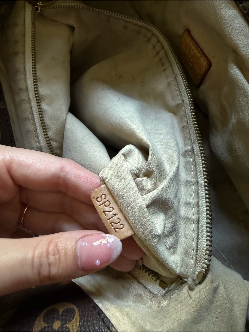 Louis Vuitton Monogram Artsy MM Bag - Picture 5 of 5